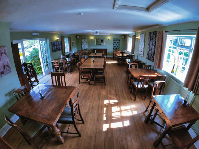 The Pub – The Three Horseshoes